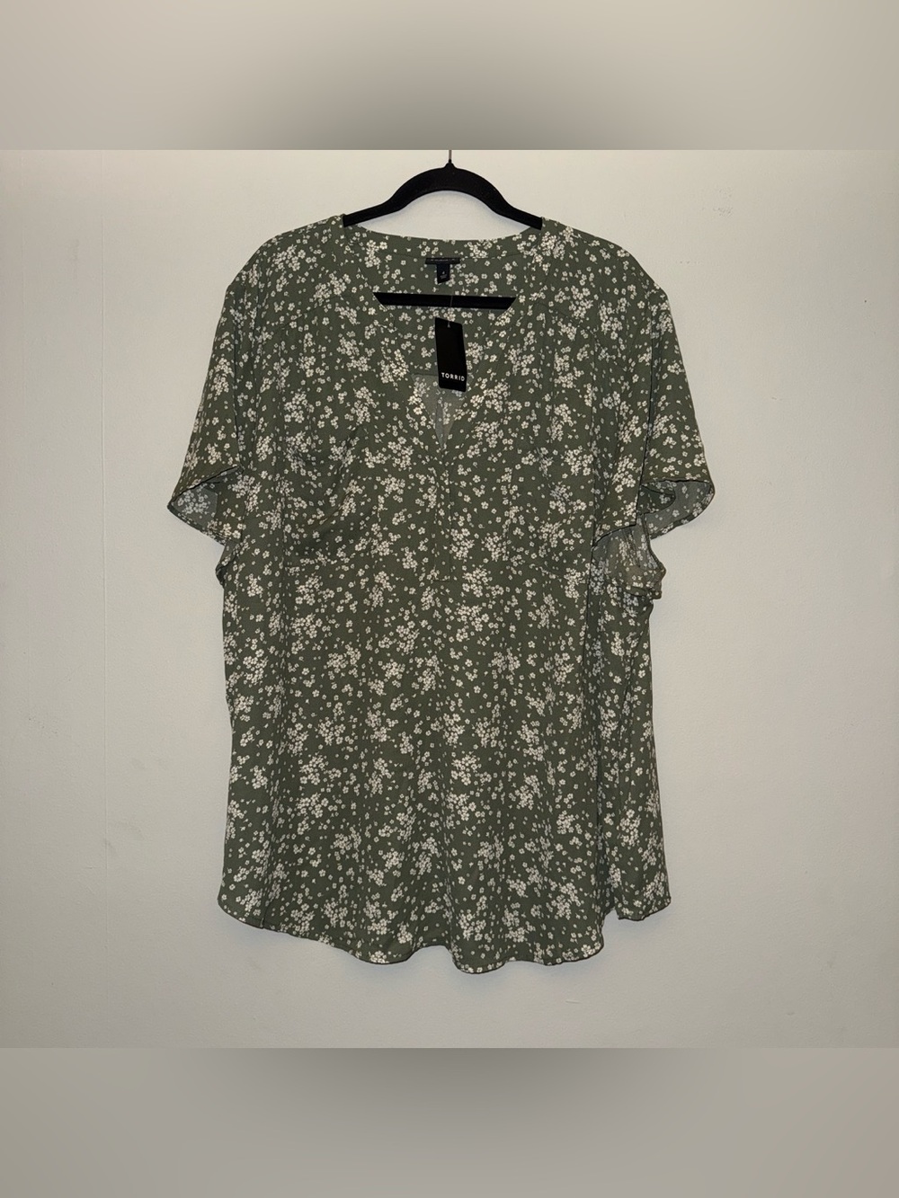 NWT TORRID 4 women’s floral blouse polyester with pockets plus size 4X ✨
